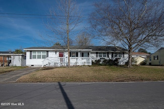 630 W Shore Dr, Swansboro, NC 28584
