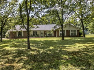 801 N Kiowa St, Chouteau, OK 74337