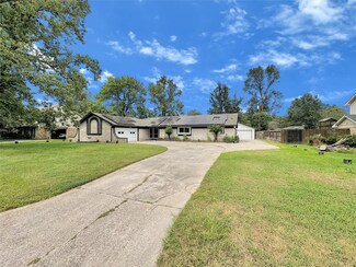 2690 S Woodloch St, Conroe, TX 77385