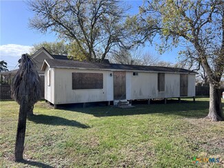 702 Migl St, Yoakum, TX 77995