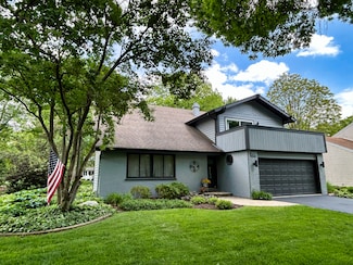 1622 Indian Knoll Rd, Naperville, IL 60565