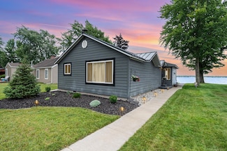 319 Old Trail Dr, Houghton Lake, MI 48629