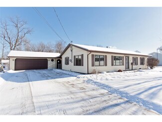 5661 Vermont St SW, Cedar Rapids, IA 52404