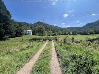 223 Smith Ave, Oceana, WV 24870