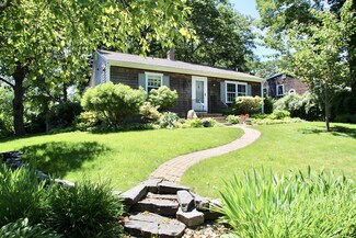 4 Marthas Ln, Rockport, MA 01966