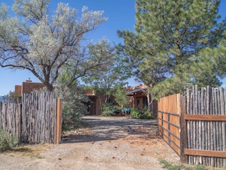 3 Painter Rd, El Prado, NM 87529