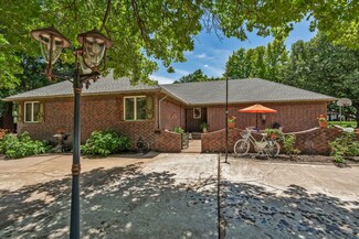 8945 Woodside St, Haysville, KS 67060