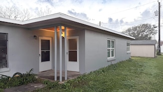 916 S Kansas St, La Porte, TX 77571