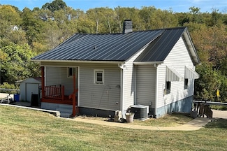 29 Creedmore Rd, Cecil, PA 15321