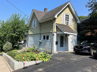 19 Tatterson St, Roslyn, NY 11576