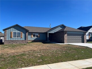 662 White Oak St, Gentry, AR 72734