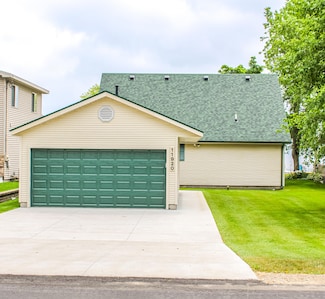 11920 W Shore Dr, Houghton Lake, MI 48629