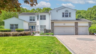 8 Wisteria Ln, Lake Grove, NY 11755