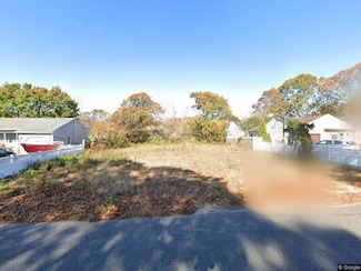 33 Ranch Dr, Shirley, NY 11967