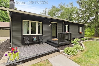 10129 Nimphie Rd, Fenton, MI 48430