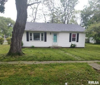 501 S Walnut St, Wayne City, IL 62895