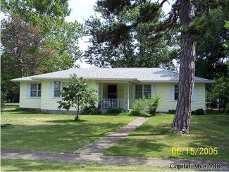 278 E Main St, Waggoner, IL 62572