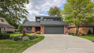 3151 Loon Lake Shores Rd, Waterford, MI 48329