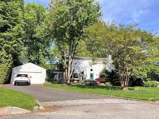 26 Polo Field Ln, Great Neck, NY 11020