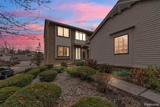 7258 Creeks Bend Ct, West Bloomfield, MI 48322