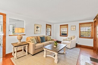 15 Manor Dr, East Sandwich, MA 02537