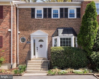 7127 Lake Cove Dr, Alexandria, VA 22315