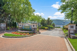 402 Waterview Dr, Poughkeepsie, NY 12601