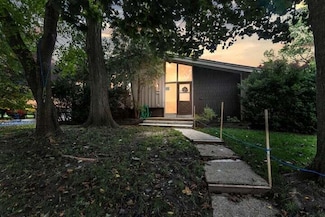 1422 S River Rd, New Berlin, WI 53151