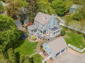 9 Oakland St, Wellesley Hills, MA 02481