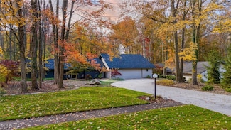 21791 Meadows Edge Ln, Strongsville, OH 44149