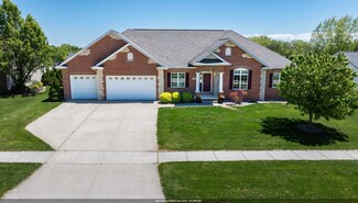 2134 Luxury Dr, Suamico, WI 54313