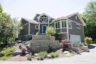 1750 Harbour View Dr, Marquette, MI 49855