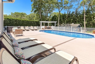 18 Squires Ave, East Quogue, NY 11942