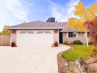 2730 Salmon Cir, Grants Pass, OR 97527