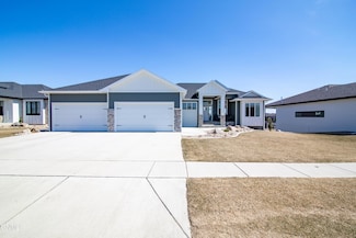 4019 Cogburn Rd, Bismarck, ND 58503