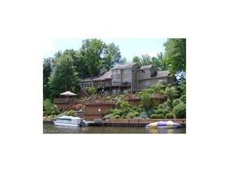 1085 Evening Star Dr, Roaming Shores, OH 44085