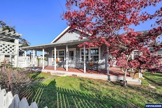 808 N 10th St, Cottage Grove, OR 97424