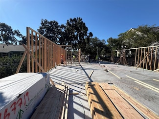 1050 W 42nd St, Houston, TX 77018