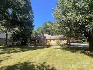 8133 Strawberry Ln, Charlotte, NC 28277