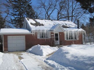 111 S River Rd, Fox River Grove, IL 60021