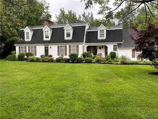 46 Edgewater Dr, Orchard Park, NY 14127