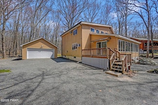 816 Woodland Ct, Hawley, PA 18428