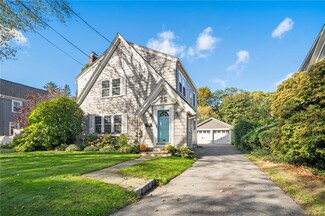 33 Walnut Rd, Barrington, RI 02806