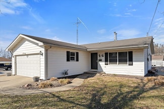 929 W Adams St, Nashville, IL 62263