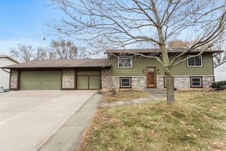 633 Sand Creek Dr NW, Coon Rapids, MN 55448