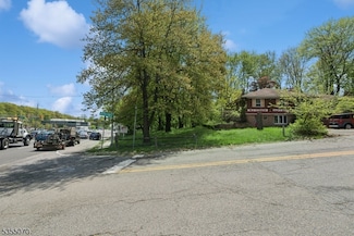 2 Woods End Rd, Morris Plains, NJ 07950