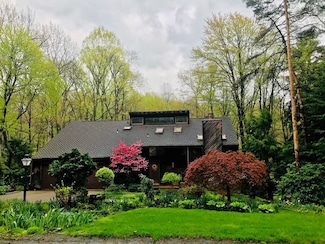 16 Commons Dr, Bradfordwoods, PA 15015