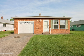 8 Newcastle Ct, Toms River, NJ 08757