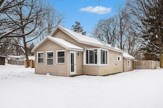 33 Fuller St, Saranac, MI 48881
