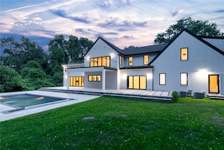 19 Castle Rd, Narragansett, RI 02882